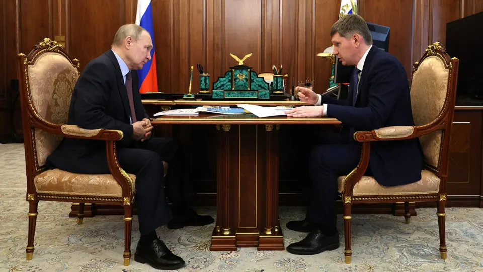 Президент поручил запустить новый инвестиционный цикл и назвал рост инвестиций ключевым индикатором работы властей. В то же время чиновники и эксперты говорят о множестве препятствий: высоких ставках, бюджетной экономии, утрате доверия бизнеса и структурных проблемах, из‑за которых вложения падают.