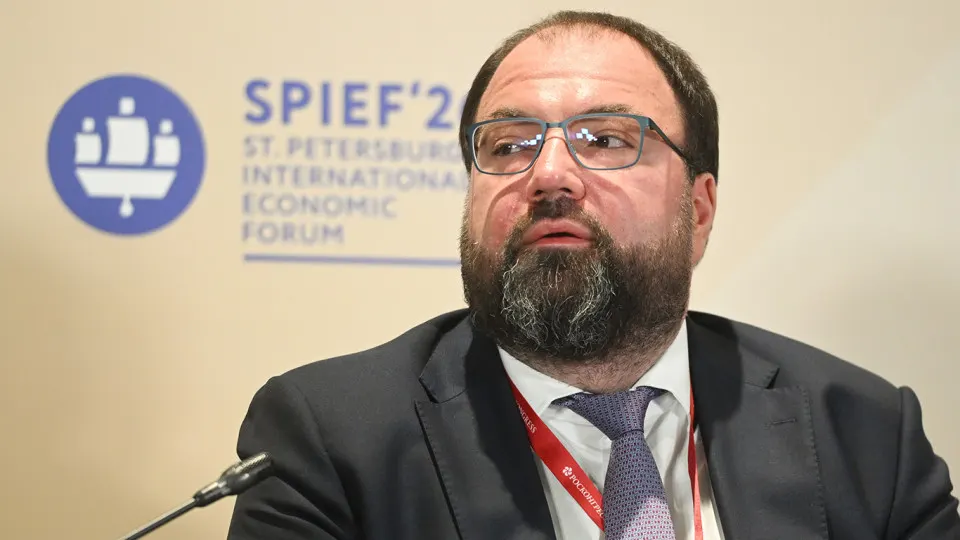 Минцифры намерено внедрять механизмы возрастной идентификации на онлайн‑платформах — рассматриваются варианты через «Госуслуги» и методы на базе искусственного интеллекта. Эксперты предупреждают о рисках утечек персональных данных и дополнительных расходах для сервисов.