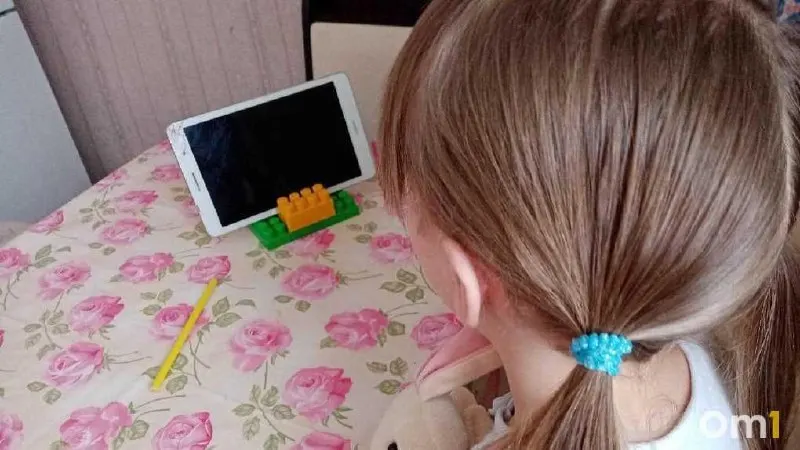 Минцифры и Roblox согласовали соблюдение российского законодательства и дополнительные меры защиты детей; ведомство обратилось в правоохранительные органы с просьбой помочь снять ограничения на доступ к платформе.