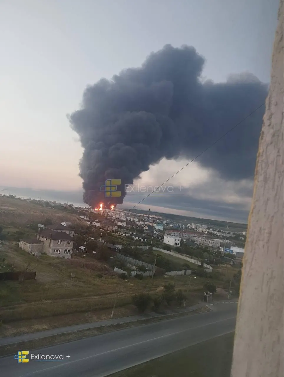 Удар БПЛА в районе Керченского пролива вызвал пожар на нефтебазе, повреждения жилых домов и разрушения на паромной переправе. Власти сообщают о погибших и множественных пострадавших, среди госпитализированных — дети.