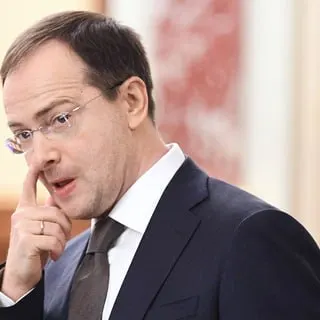 Владимир Мединский выступил за внедрение модели, при которой выпускники, обучавшиеся за счёт государства, будут обязаны отработать определённый срок у назначенного работодателя или по распределению.