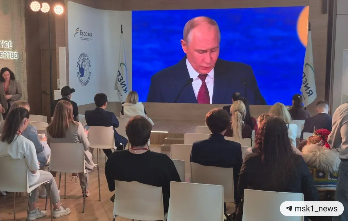 Президент заявил о смещении центров роста в пользу Глобального Юга, высокой роли БРИКС по сравнению с G7 и негативном влиянии кражи международных резервов на доллар и евро.