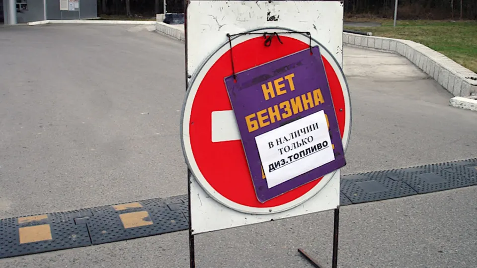 В Севастополе продажи бензина будут приостановлены ночью и до первой половины дня 3 июня — топливо отпускают только оперативным службам. Дефицит вызван ударами по нефтеперерабатывающей и логистической инфраструктуре, что привело к снижению загрузки НПЗ и росту цен.