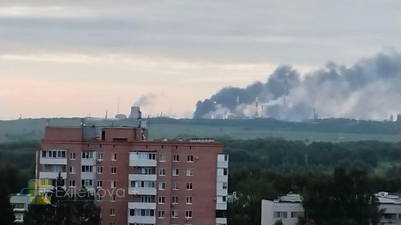 После ударов беспилотников в Татарстане и Самарской области произошли пожары на крупных нефтеперерабатывающих и нефтехимических предприятиях. В Нижнекамске есть пострадавшие; власти связывают инциденты с проблемами в поставках топлива.
