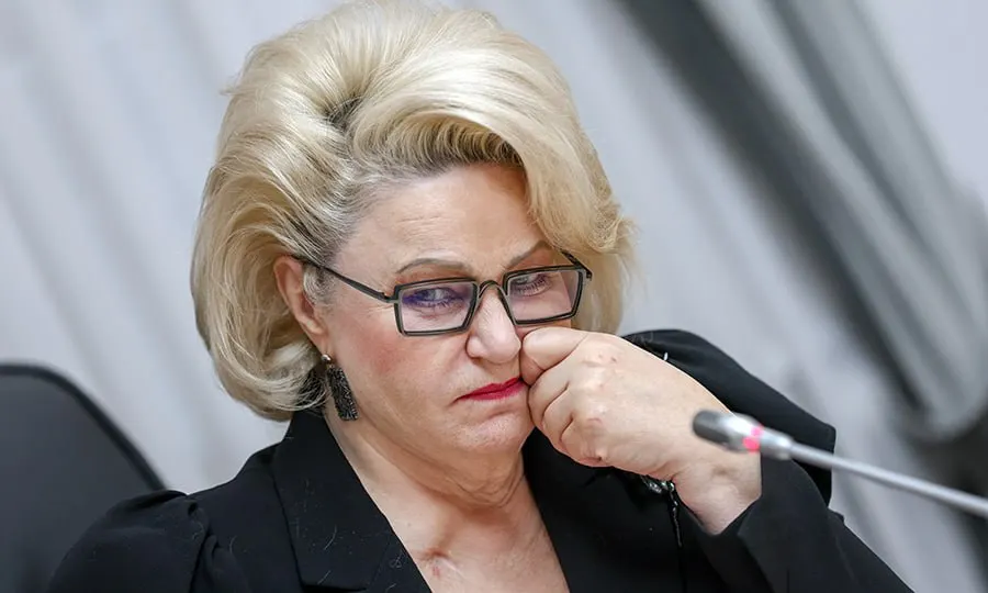 Депутат Нина Останина призвала Роскомнадзор и Минцифры применять к онлайн‑играм технические меры и регуляцию, аналогичные тем, что используются для мессенджеров, чтобы защитить детей от чрезмерного пребывания в виртуальном пространстве.