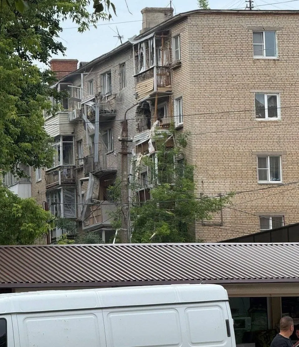 В Щёкино (Тульская область) беспилотник поразил многоэтажный дом, жильцы эвакуированы; Минобороны сообщает о 301 сбитом или перехваченном украинском БПЛА за ночь, в районе Москвы — до 80.