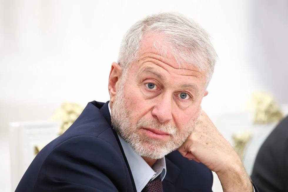 По данным собеседников, российский бизнесмен Роман Абрамович в мае приезжал в Киев, встречался с Владимиром Зеленским и передал предложение о встрече российскому лидеру. Официальных комментариев от Кремля и офиса президента Украины нет.