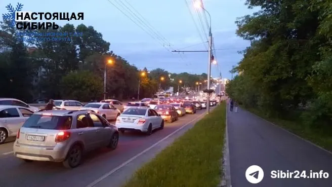 В нескольких сибирских регионах ввели жёсткие лимиты на продажу бензина. В Иркутске водители часами стоят в очередях — некоторые добираются до колонки только к утру, а междугородние автобусы рискуют остаться без топлива.