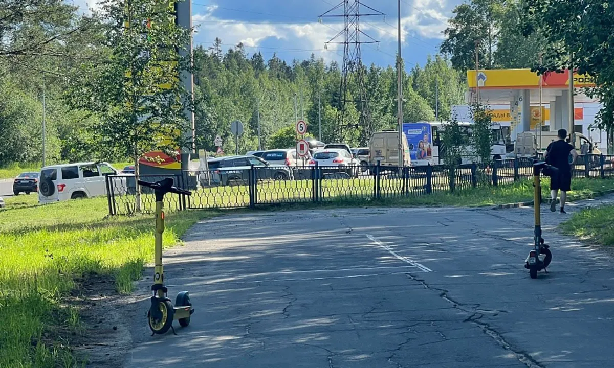 В нескольких субъектах страны сохраняются ограничения на отпуск бензина и дизтоплива: очереди на АЗС, лимиты по продаже и случаи хищения горючего. Проблемы фиксируют в Белгородской области, Геленджике, Северной Осетии, Карелии, Иркутске и Воронеже.