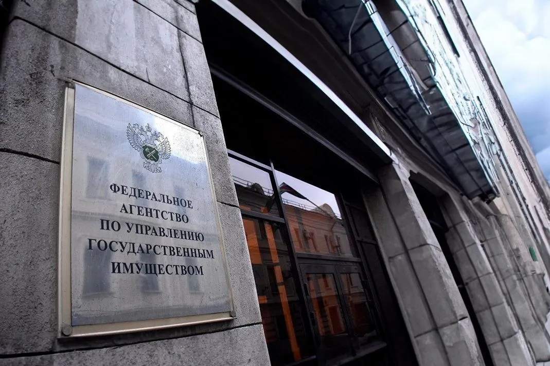 Закон отменяет ценовой порог и полугодовую паузу между торгами — теперь государство сможет выставлять на продажу любое конфискованное жильё; в распоряжении Росимущества — около трёх тысяч таких квартир.