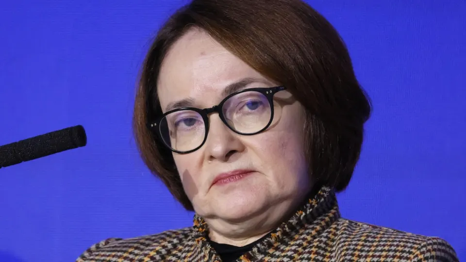 Резкий рост цен на бензин и обвал производства нефтепродуктов усиливают инфляционное давление и ставят под сомнение планы по быстрому снижению ключевой ставки Центробанка.