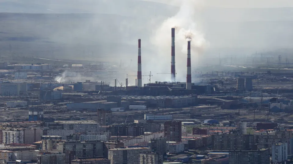 В мае российская промышленность вернулась в отрицательную динамику: производство упало на 0,7% в годовом выражении. Спад заметен в добыче и в ряде ключевых отраслей, тогда как оборонные сегменты продолжают рост.