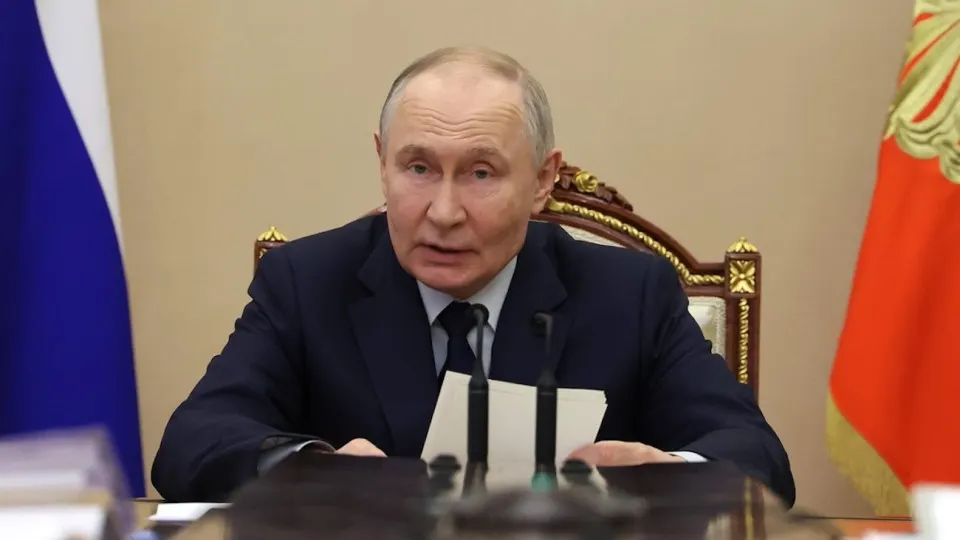 Президент заявил, что инвестиционной паузы нет, но признал «инвестиционную сдержанность». Между тем инвестиции упали на 14,3% в первом квартале — ведущие компании сократили вложения, а бюджетные возможности для стимулирования ограничены.