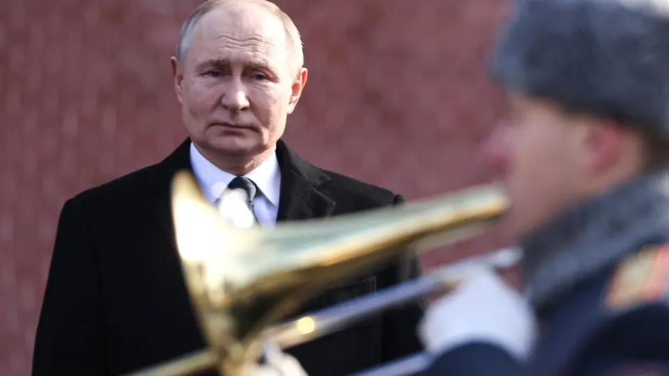 На ПМЭФ Владимир Путин сообщил, что не исключает ударов ракетой «Орешник» по застройке в Украине, отметил применение беспилотников для разведки результатов ударов и вновь заявил о стремлении контролировать весь Донбасс, при этом допуская возможность мирной сделки на основе компромиссов.