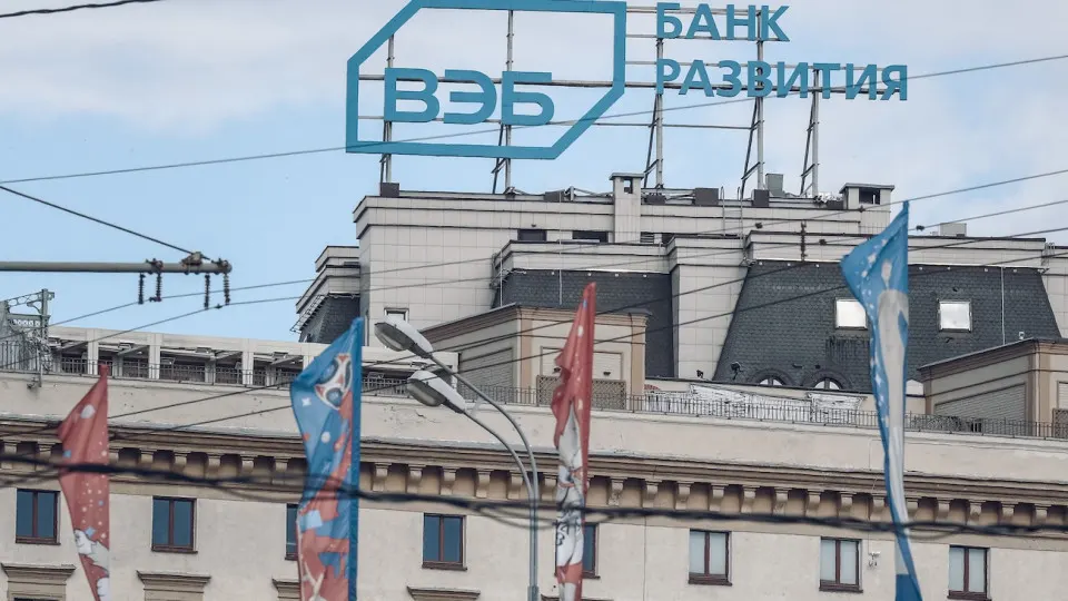 Государственный банк планирует уменьшить бюджет и уволить 15% персонала в рамках подготовки к бюджетным параметрам 2027 года на фоне общего «кредитного охлаждения» экономики.