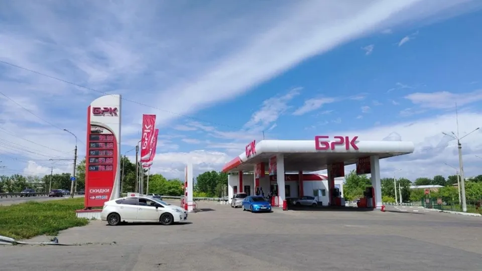 В нескольких регионах введены ограничения на продажу бензина и распределение топлива из‑за последствий ударов по объектам нефтепереработки. В приоритете — экстренные службы, общественный транспорт и сельхозтехника.