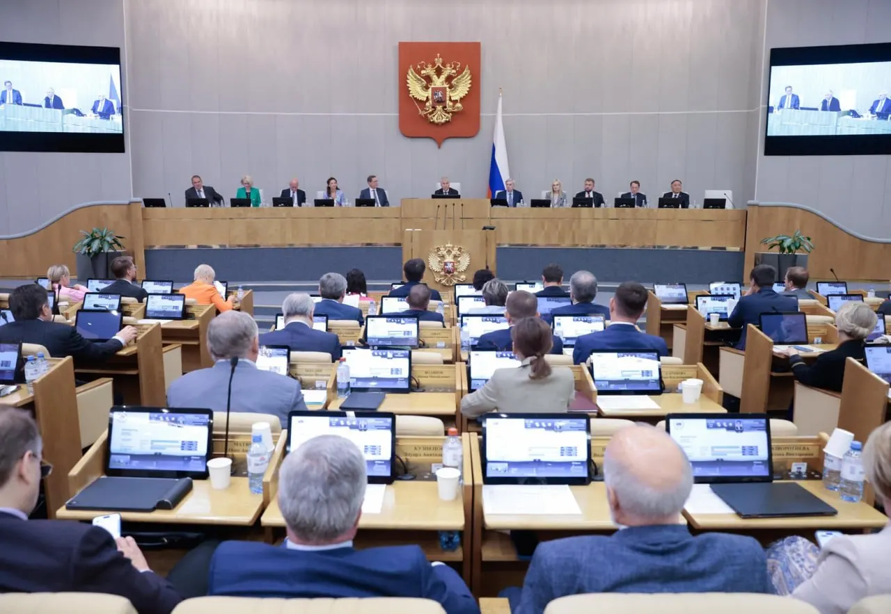 Исследование показало, что Госдума утверждает 84% правительственных и 99% президентских законопроектов, тогда как депутатские инициативы проходят примерно в четверти случаев.