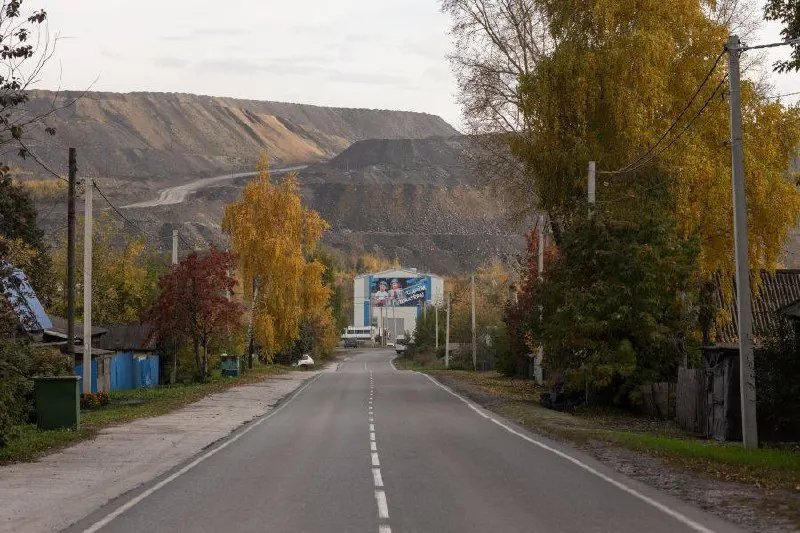 Угольная отрасль России переживает глубокий кризис: массовые увольнения и закрытие шахт в Кузбассе и Воркуте, 66% предприятий убыточны и зависят от господдержки. Что это значит для городов, зависящих от добычи?