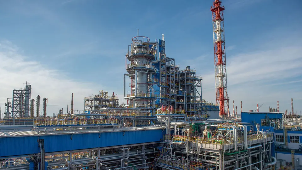 Нефтепереработка на заводе «Газпромнефтехим Салават» приостановлена с 14 июля из‑за повреждений в результате удара беспилотных летательных аппаратов; восстановление может занять недели или месяцы.