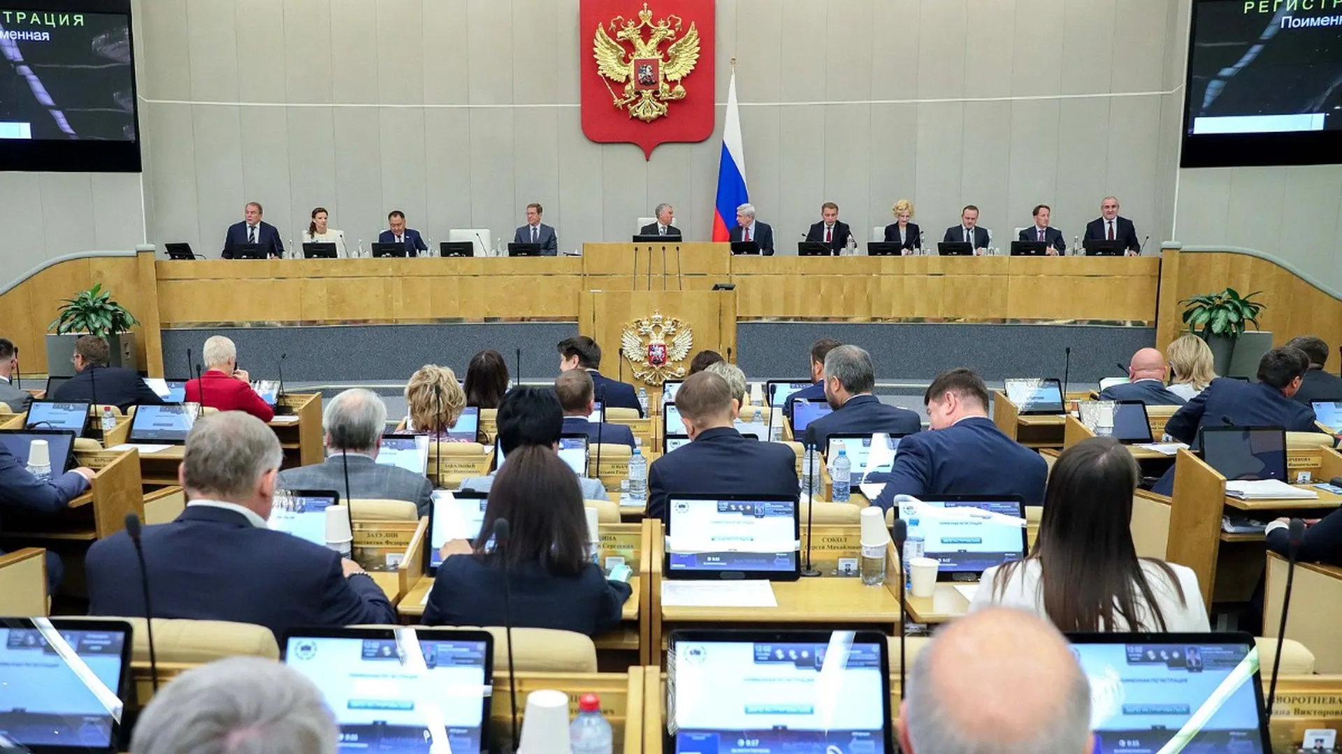 Совет Госдумы рекомендовал включить в повестку заседания на 22 июля проекты законов, вводящие ряд ограничений для граждан за рубежом, признанных виновными по определённым статьям; ко второму чтению список запретов был расширен.