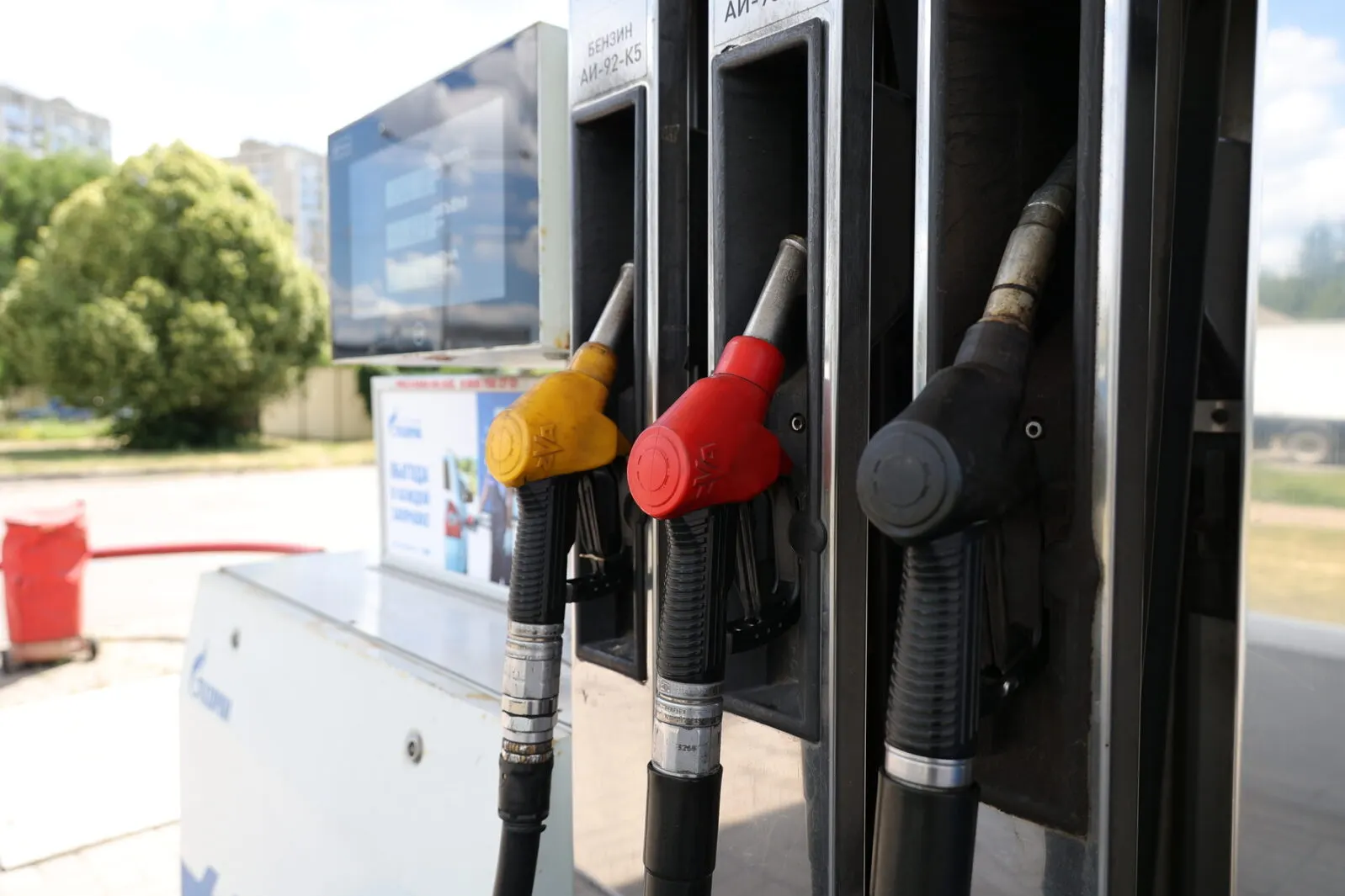 Власти утвердили порядок распределения нефтепродуктов при дефиците: первыми будут обеспечены госзаказы и оборонные предприятия, заправки и ряд регионов — позже. Это усугубит ситуацию для независимых АЗС и автомобилистов.