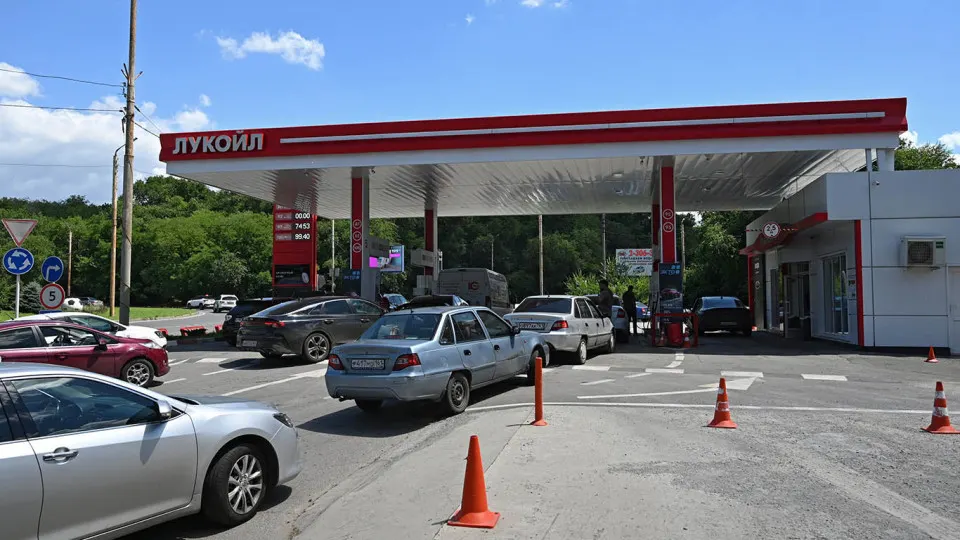 Цена АИ‑92 из Беларуси выросла почти вдвое с мая — дефицит топлива в России обострился после атак на НПЗ; власти пытаются нарастить импорт, но свободных объёмов и логистики для быстрой поставки мало.