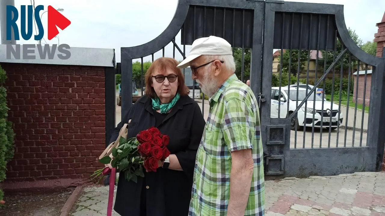 С с памятника, установленного 1 июля на могиле Алексея Навального, сняли защитную ленту. Первые посетители возложили цветы и оставили записки; мать политика также пришла на кладбище. Ранее был выбран эскиз мемориала «Титан и камень».