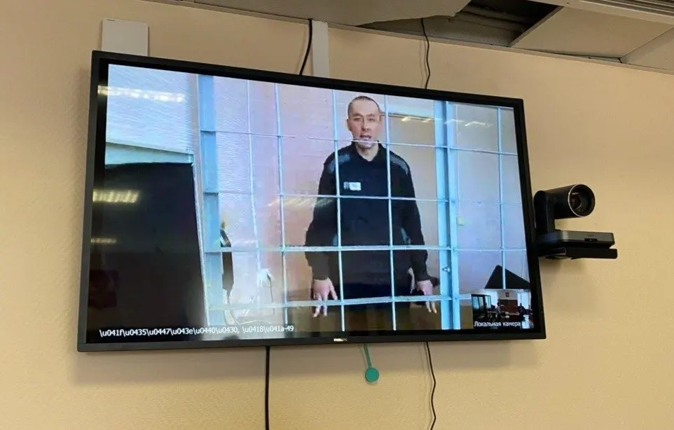 Пресненский суд Москвы отложил рассмотрение иска Дмитрия Захарченко к Минобороны: он более трёх лет добивается заключения контракта и отправки в зону СВО, хотя отбывает длительный срок по уголовным делам и недавно признан годным к службе.