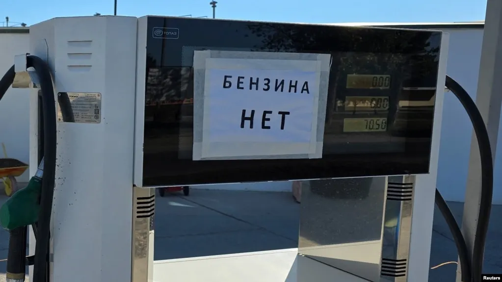 Росстат зафиксировал рекордный рост цен на бензин в Севастополе — около 30% за неделю. Причины: сокращение производства после ударов по НПЗ, логистические сложности и локальные ограничения продаж.