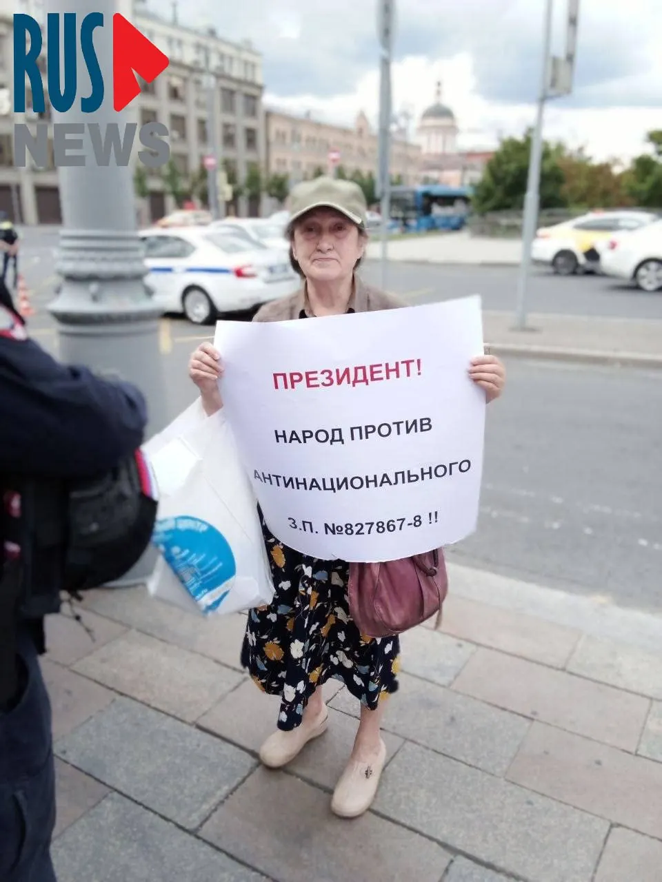Наталья Шамина вышла в одиночный пикет на Старой площади против передачи регионам права лишать памятники статуса госохраны; после акции её задержали.