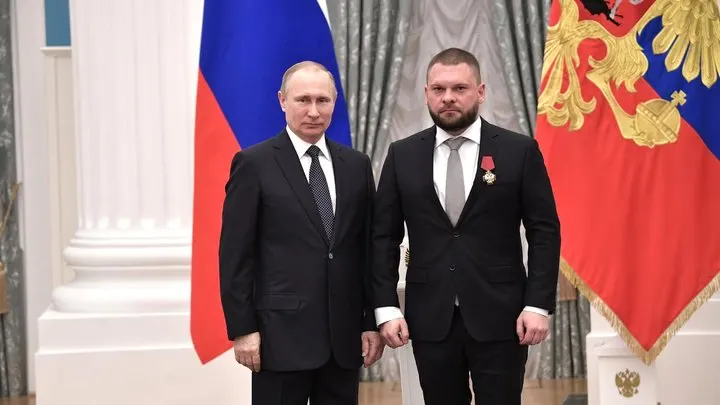 В официальных декларациях одного из первых кандидатов партии «Единая Россия» обнаружены доли в американских компаниях и фондах. Партия заявляет, что активы были отчуждены до подачи документов в ЦИК.