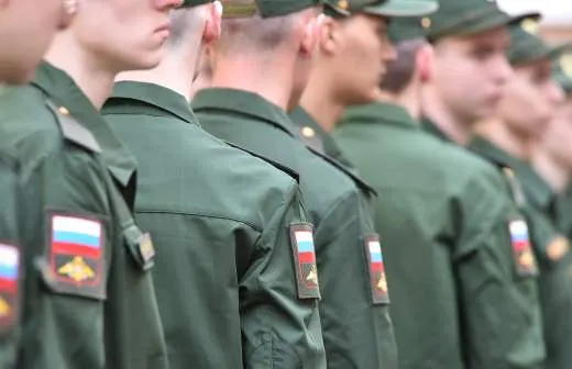 Правительство поддержало законопроект, позволяющий направлять солдат‑срочников на службу в пожарные подразделения МЧС для тушения пожаров и аварийно‑спасательных работ в населённых пунктах. В ведомстве рассчитывают, что это поможет сократить кадровый дефицит.