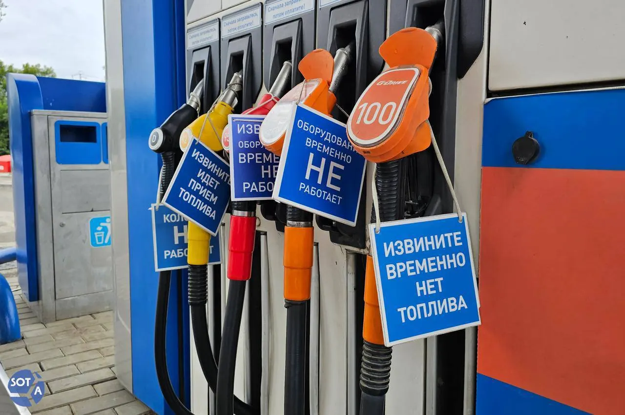 Медианные цены на основные марки бензина и дизтопливо значительно выросли за год. Эксперты связывают это с ремонтом НПЗ, сезонным спросом и дефицитом — в ближайшие недели существенного снижения цен не предвидится.
