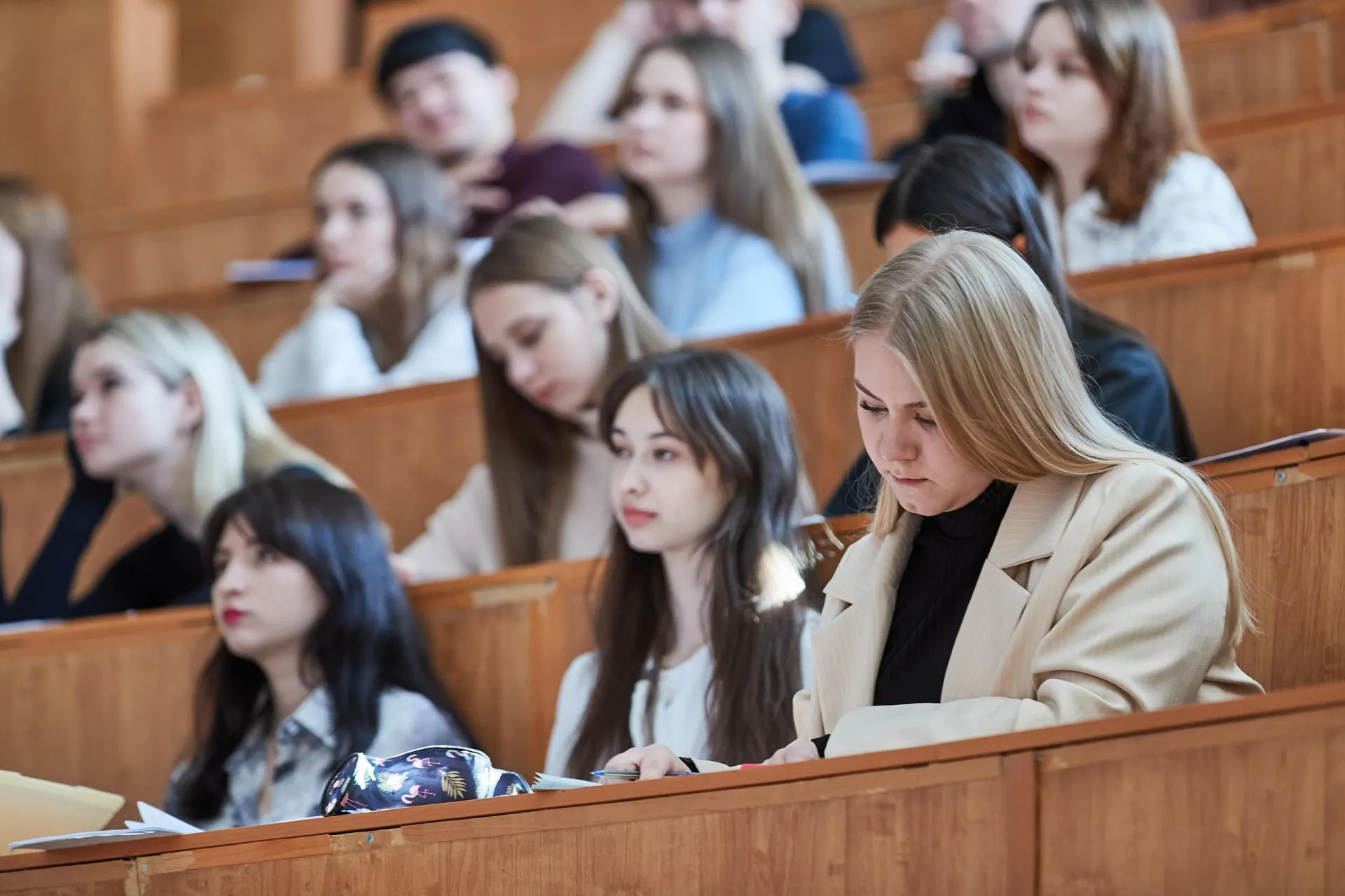 По новым правилам студенты, обучающиеся по целевым договорам, могут быть отчислены при нарушении условий, а вместо штрафов введена компенсация расходов. Рекомендуется внимательно изучать условия соглашений.