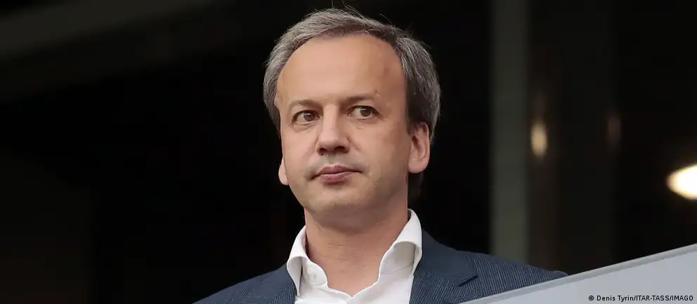 Дворкович объявил о намерении оспорить включение в санкционный список ЕС и временно сложил полномочия главы Международной шахматной федерации; обязанности президента возьмет на себя Вишванатан Ананд.