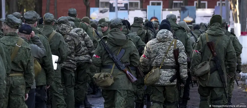 Появляются сигналы о возможном расширении мобилизации в РФ: независимые расследования и зарубежные аналитики обращают внимание на трудности с набором контрактников, власти отрицают планы. Разбираемся в признаках, официальных заявлениях и оценках экспертов.