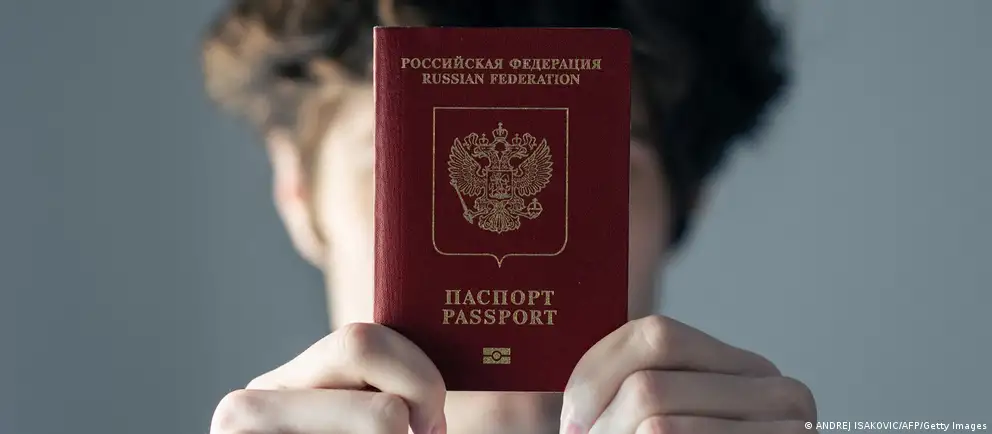 После возражений Франции и Италии в ЕС сократили изначальные планы — визовый запрет предложено вводить лишь для тех, кто непосредственно воевал в Украине; расширены гуманитарные и служебные исключения.