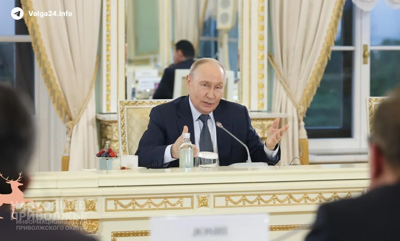 Президент заявил, что проблемы на внутреннем топливном рынке создаются извне и носят временный характер; ВВП России за пять месяцев вырос на 0,2%, в мае — на 0,3%.