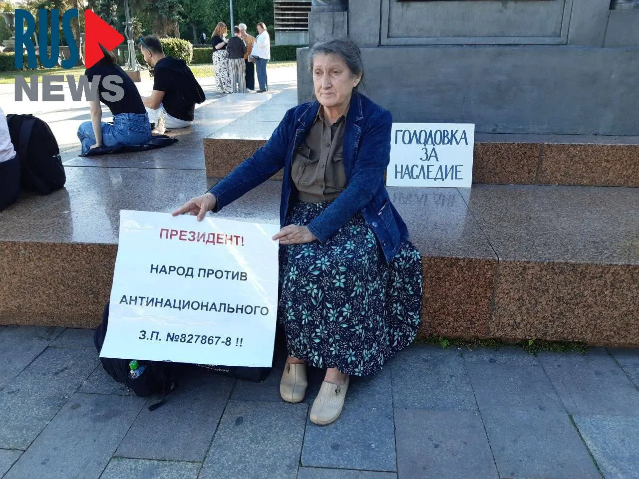 Председатель новосибирского отделения ВООПИК Наталья Шамина провела голодовку у памятника Кириллу и Мефодию в Москве в знак протеста против законопроекта о передаче региональным властям полномочий по исключению объектов культурного наследия; через час её задержала полиция.