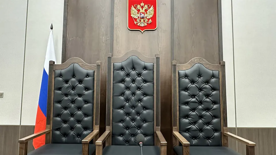 Правительственная комиссия поддержала законопроект Верховного суда о смягчении требований к образованию для секретарей заседаний, консультантов и других сотрудников аппарата — инициатива призвана снизить кадровый дефицит, но вызывает опасения по качеству работы и мотивации персонала.