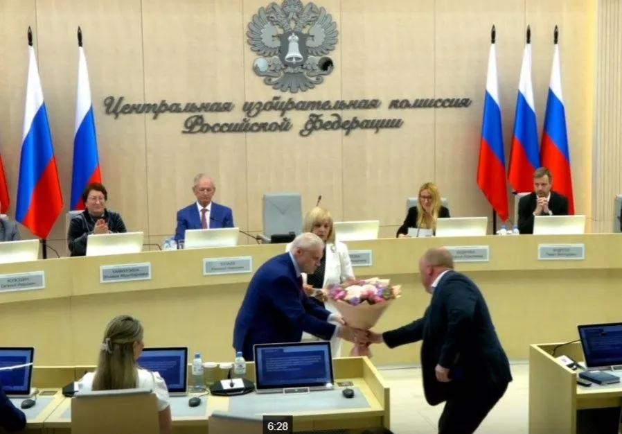 На 28‑м заседании ЦИК единогласно подтвердили 260 кандидатов от «Справедливой России», ввели в состав комиссии представителя ЛДПР с правом совещательного голоса и заверили 43 финансовых уполномоченных «Яблоко» для работы в 42 регионах.
