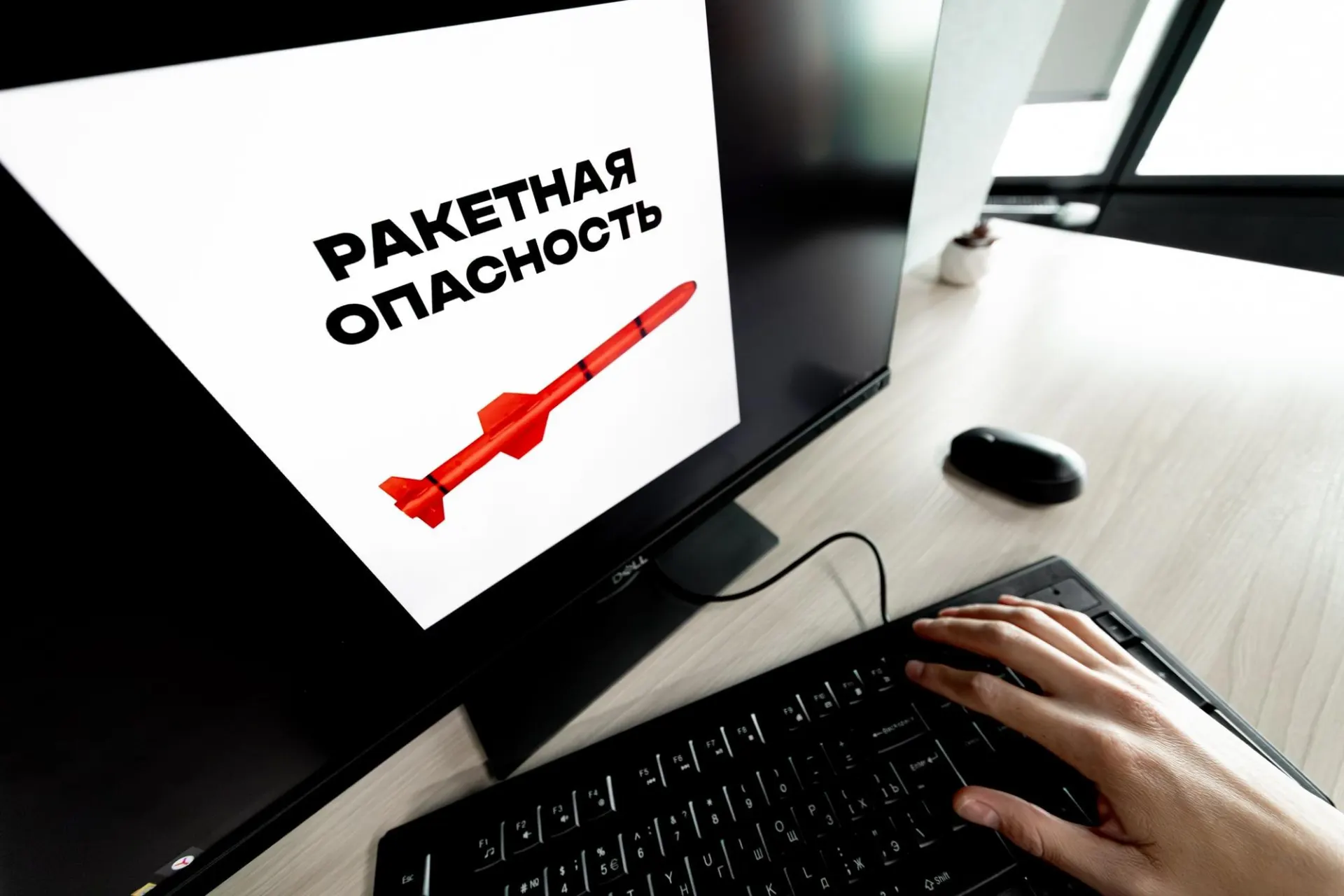 В нескольких регионах России, включая Воронежскую область, объявили ракетную опасность и местами звучали воздушные тревоги. Жителям рекомендуют следовать указаниям экстренных служб.