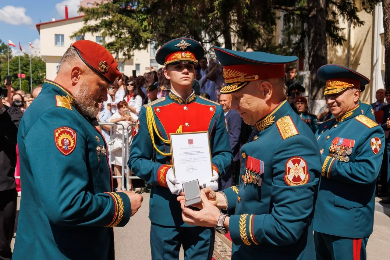 Начальнику Саратовского военного института войск национальной гвардии Александру Белоглазову присвоено воинское звание генерал‑лейтенанта. Погоны вручил заместитель директора Федеральной службы войск национальной гвардии Анатолий Маликов.