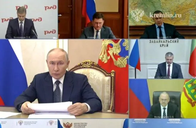 Во время видеосовещания с правительством обсуждали обеспечение топлива для органов власти и граждан. Губернатор доложил о дефиците на заправках региона и предложил строительство мини‑НПЗ и наращивание импорта; президент поддержал привлечение малого и среднего бизнеса и поручил ускорить меры.