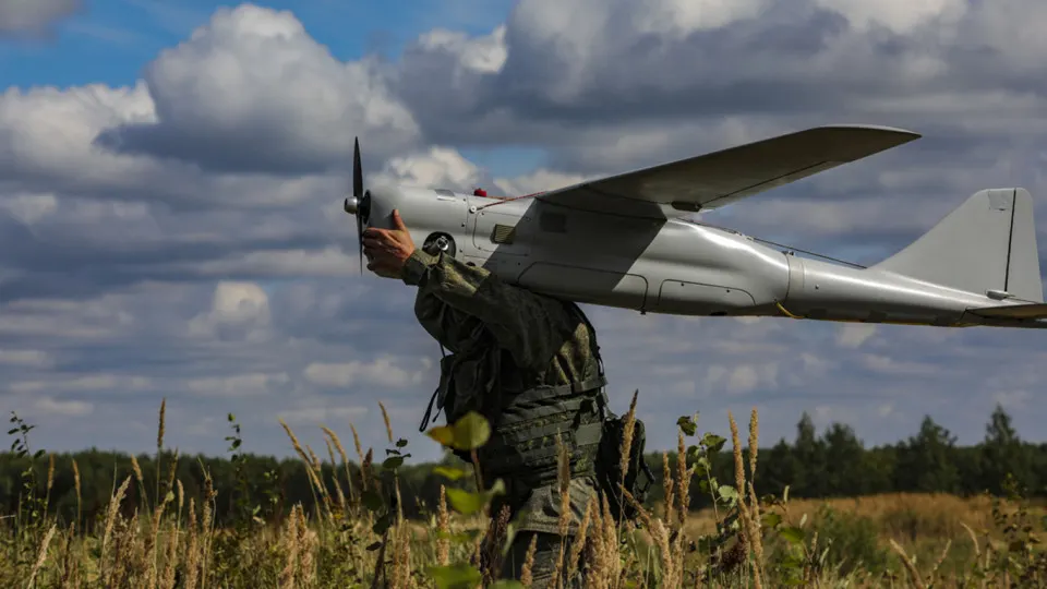 Документы и расследования указывают на как минимум трёхлетнее тесное военное взаимодействие Москвы и Пекина: поставки компонентов для автономных «роевых» боеприпасов, обучение операторов, совместный обмен данными и обсуждение способов вывода из строя спутниковых сетей, в частности Starlink.