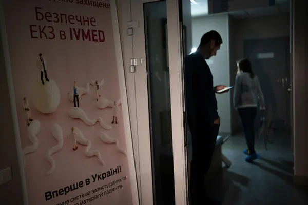 Депутаты приняли поправки в закон о ветеранах: бесплатное ЭКО будет доступно женам участников и инвалидов боевых действий, а также вдовам, не вступившим в повторный брак в течение пяти лет; суррогат и забор биоматериала не покрываются.
