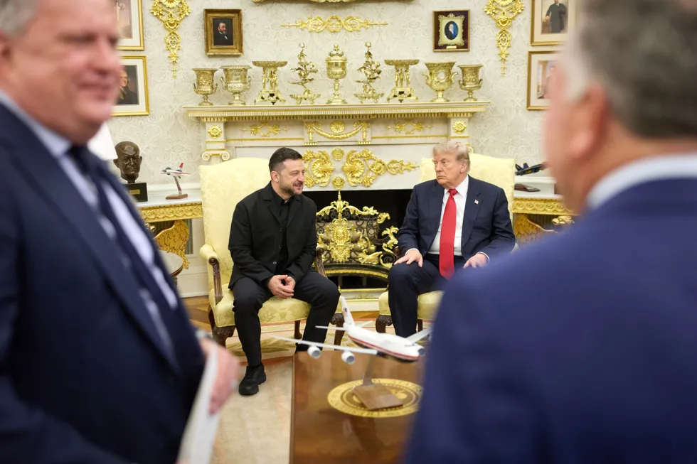 Президент Украины Владимир Зеленский провёл в Белом доме переговоры с Дональдом Трампом, обсуждались поставки ракет для комплексов Patriot, санкции против российского экспорта углеводородов и возможные визиты спецпосланников.