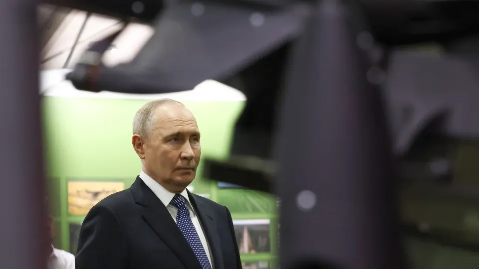 Президент заявил о добровольных перечислениях через Общероссийский народный фронт и связал это с укреплением армии на фоне рекордного роста военных расходов.