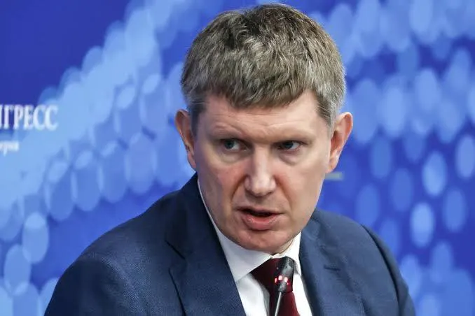 Минэкономразвития утвердило правило: гостиницы с более чем 50 номерами должны принимать постояльцев при подтверждении личности через государственный мессенджер. Подключение систем и обучение персонала поручено IT‑партнёрам.