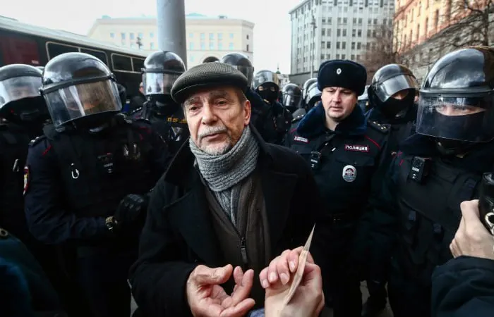 По делу о «нежелательной» организации и нарушении обязанностей «иностранного агента» прокурор просит 6,5 года колонии и запрет администрирования сайтов на 10 лет; заочное рассмотрение проходит в Хорошевском суде Москвы.